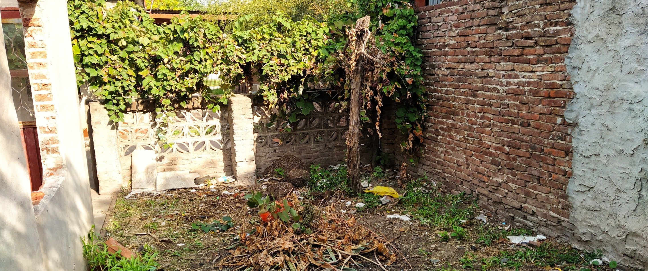 OCASION  !  NO APTA CREDITO casa c/ galpon, techo de losa, lote 8.66x29, 4 amb, baño, 3 dorm, e/ auto, 1 Cdra. de 2 Avenidas, Vs. transportes