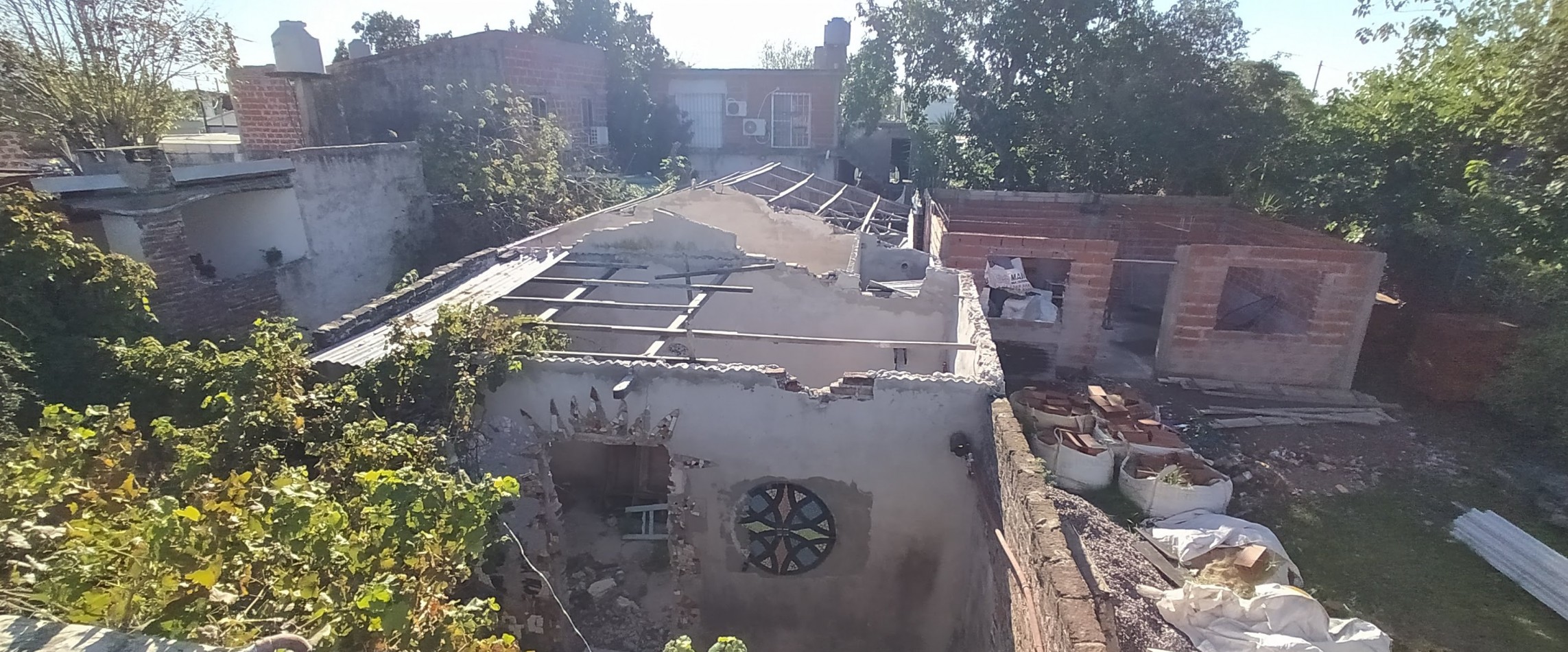 OCASION  !  NO APTA CREDITO casa c/ galpon, techo de losa, lote 8.66x29, 4 amb, baño, 3 dorm, e/ auto, 1 Cdra. de 2 Avenidas, Vs. transportes
