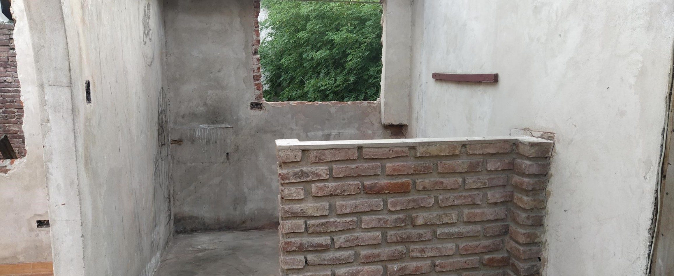 OCASION  !  NO APTA CREDITO casa c/ galpon, techo de losa, lote 8.66x29, 4 amb, baño, 3 dorm, e/ auto, 1 Cdra. de 2 Avenidas, Vs. transportes