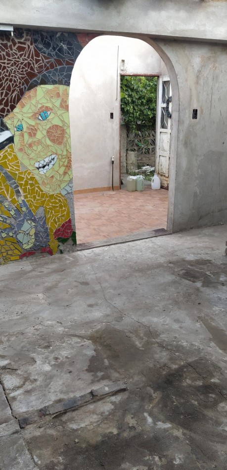 OCASION  !  NO APTA CREDITO casa c/ galpon, techo de losa, lote 8.66x29, 4 amb, baño, 3 dorm, e/ auto, 1 Cdra. de 2 Avenidas, Vs. transportes
