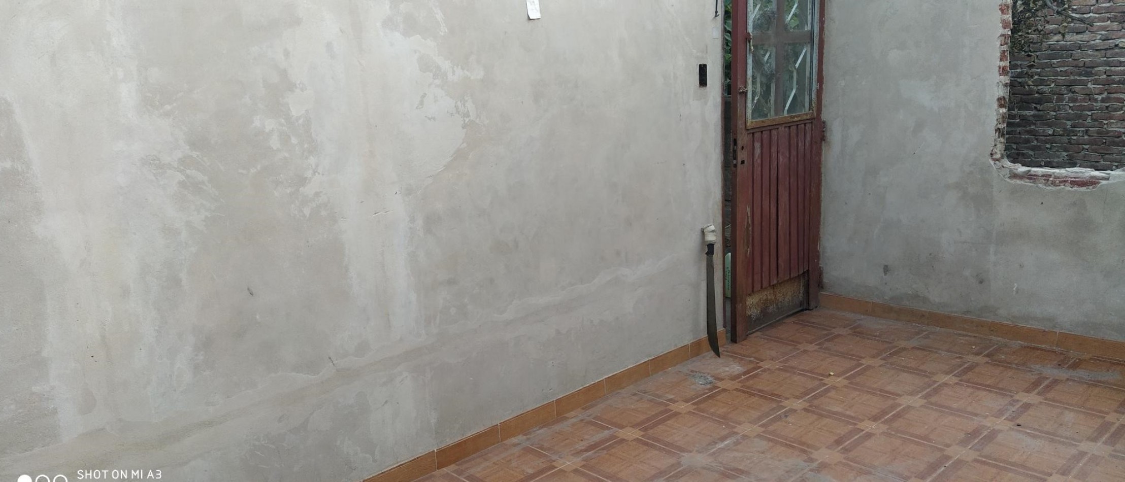 OCASION  !  NO APTA CREDITO casa c/ galpon, techo de losa, lote 8.66x29, 4 amb, baño, 3 dorm, e/ auto, 1 Cdra. de 2 Avenidas, Vs. transportes