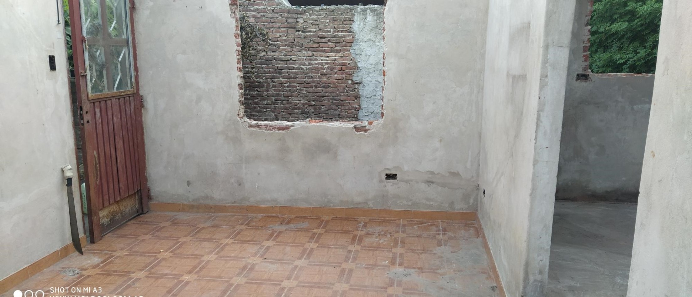 OCASION  !  NO APTA CREDITO casa c/ galpon, techo de losa, lote 8.66x29, 4 amb, baño, 3 dorm, e/ auto, 1 Cdra. de 2 Avenidas, Vs. transportes