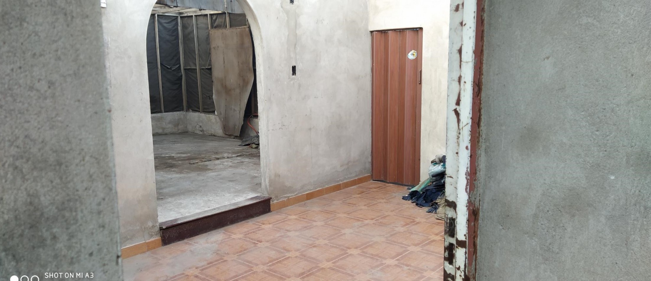 OCASION  !  NO APTA CREDITO casa c/ galpon, techo de losa, lote 8.66x29, 4 amb, baño, 3 dorm, e/ auto, 1 Cdra. de 2 Avenidas, Vs. transportes