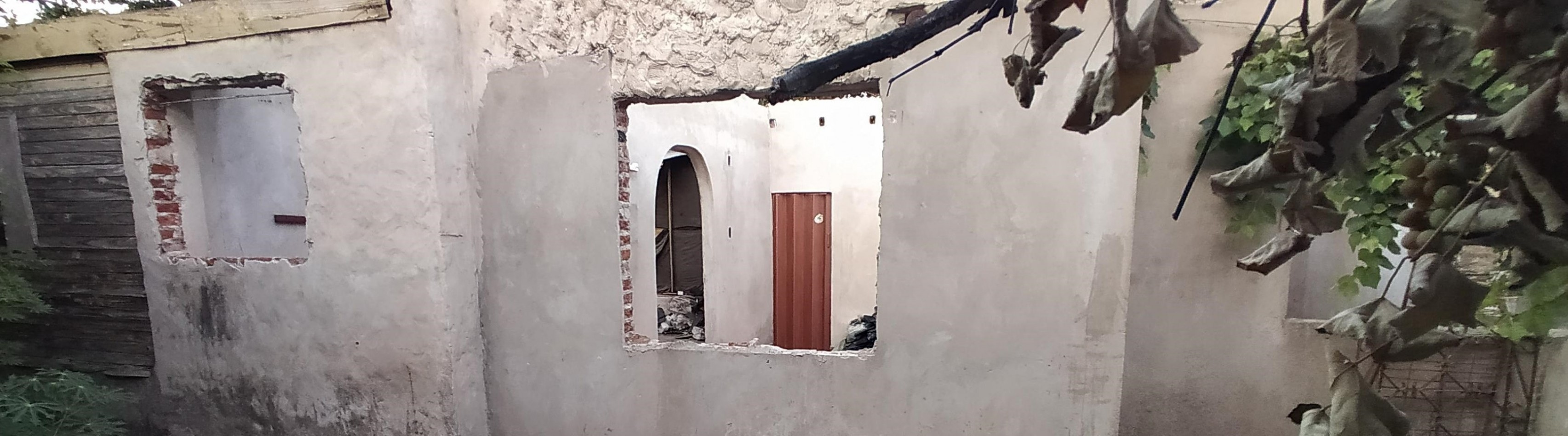 OCASION  !  NO APTA CREDITO casa c/ galpon, techo de losa, lote 8.66x29, 4 amb, baño, 3 dorm, e/ auto, 1 Cdra. de 2 Avenidas, Vs. transportes