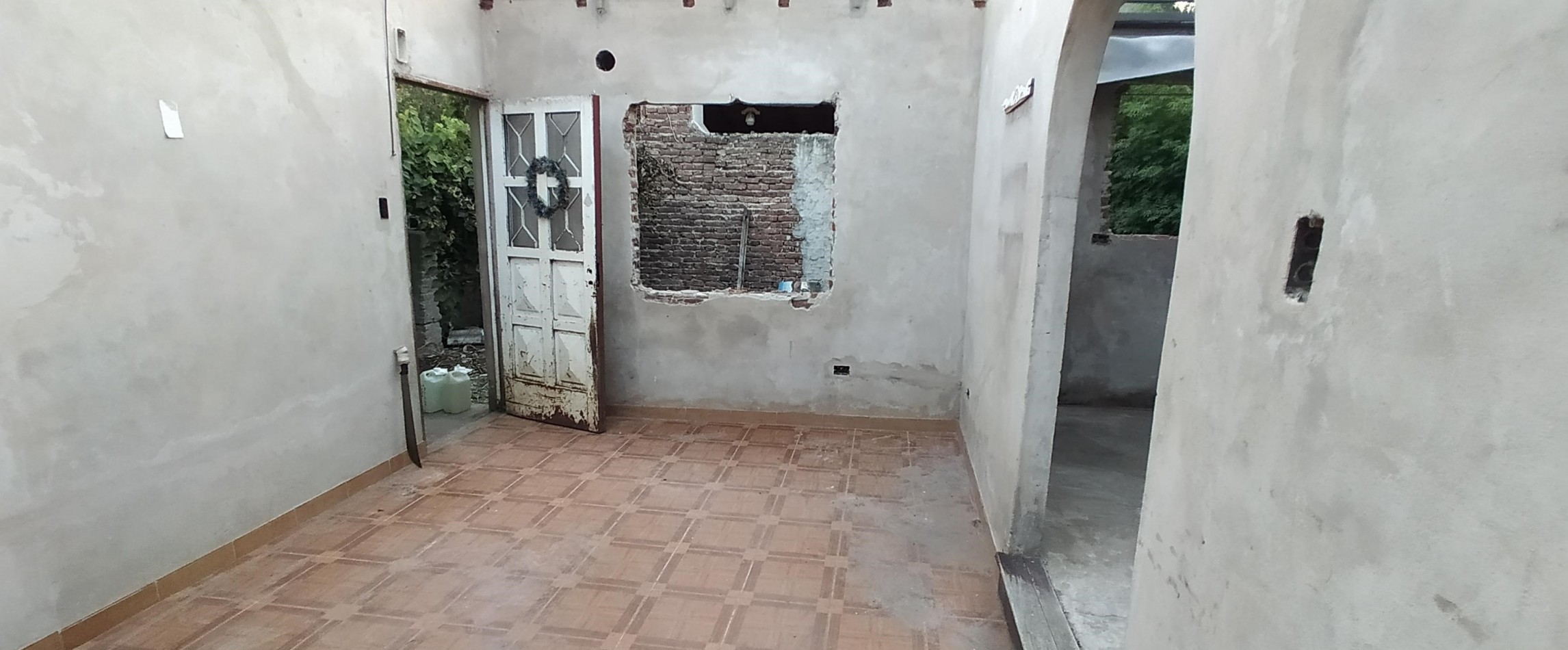 OCASION  !  NO APTA CREDITO casa c/ galpon, techo de losa, lote 8.66x29, 4 amb, baño, 3 dorm, e/ auto, 1 Cdra. de 2 Avenidas, Vs. transportes