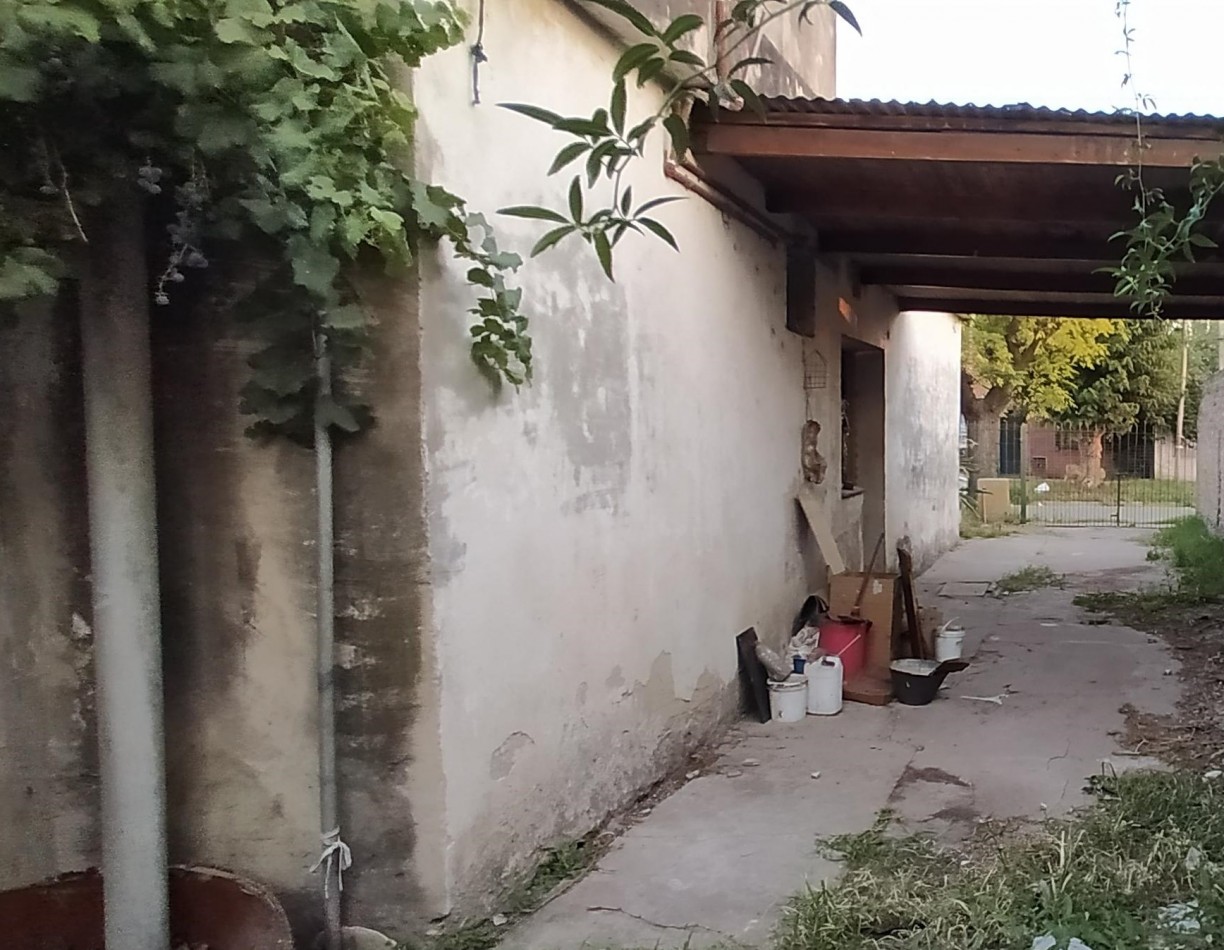 OCASION  !  NO APTA CREDITO casa c/ galpon, techo de losa, lote 8.66x29, 4 amb, baño, 3 dorm, e/ auto, 1 Cdra. de 2 Avenidas, Vs. transportes