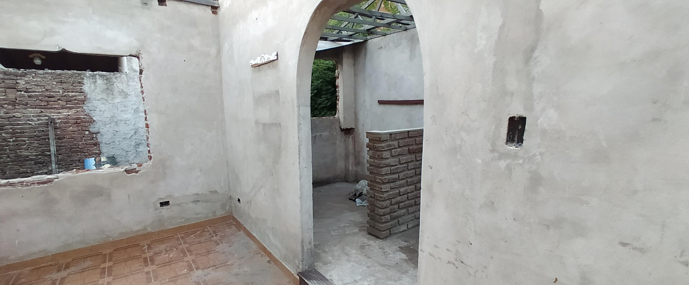 OCASION  !  NO APTA CREDITO casa c/ galpon, techo de losa, lote 8.66x29, 4 amb, baño, 3 dorm, e/ auto, 1 Cdra. de 2 Avenidas, Vs. transportes