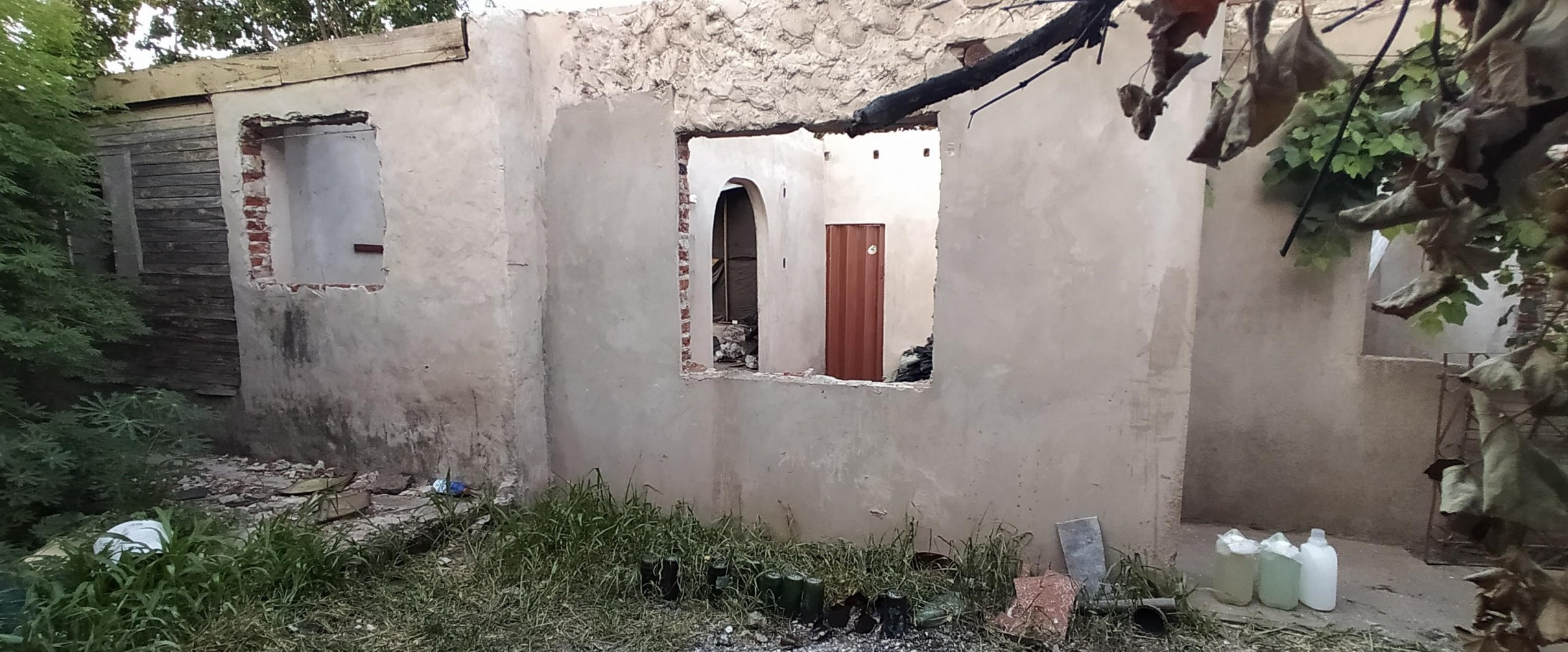 OCASION  !  NO APTA CREDITO casa c/ galpon, techo de losa, lote 8.66x29, 4 amb, baño, 3 dorm, e/ auto, 1 Cdra. de 2 Avenidas, Vs. transportes