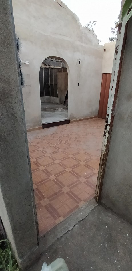 OCASION  !  NO APTA CREDITO casa c/ galpon, techo de losa, lote 8.66x29, 4 amb, baño, 3 dorm, e/ auto, 1 Cdra. de 2 Avenidas, Vs. transportes