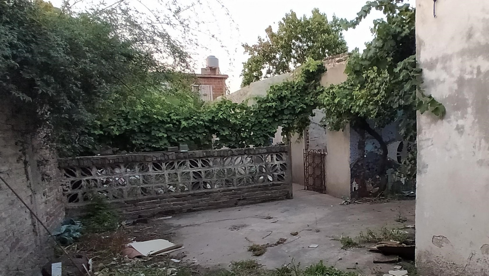 OCASION  !  NO APTA CREDITO casa c/ galpon, techo de losa, lote 8.66x29, 4 amb, baño, 3 dorm, e/ auto, 1 Cdra. de 2 Avenidas, Vs. transportes