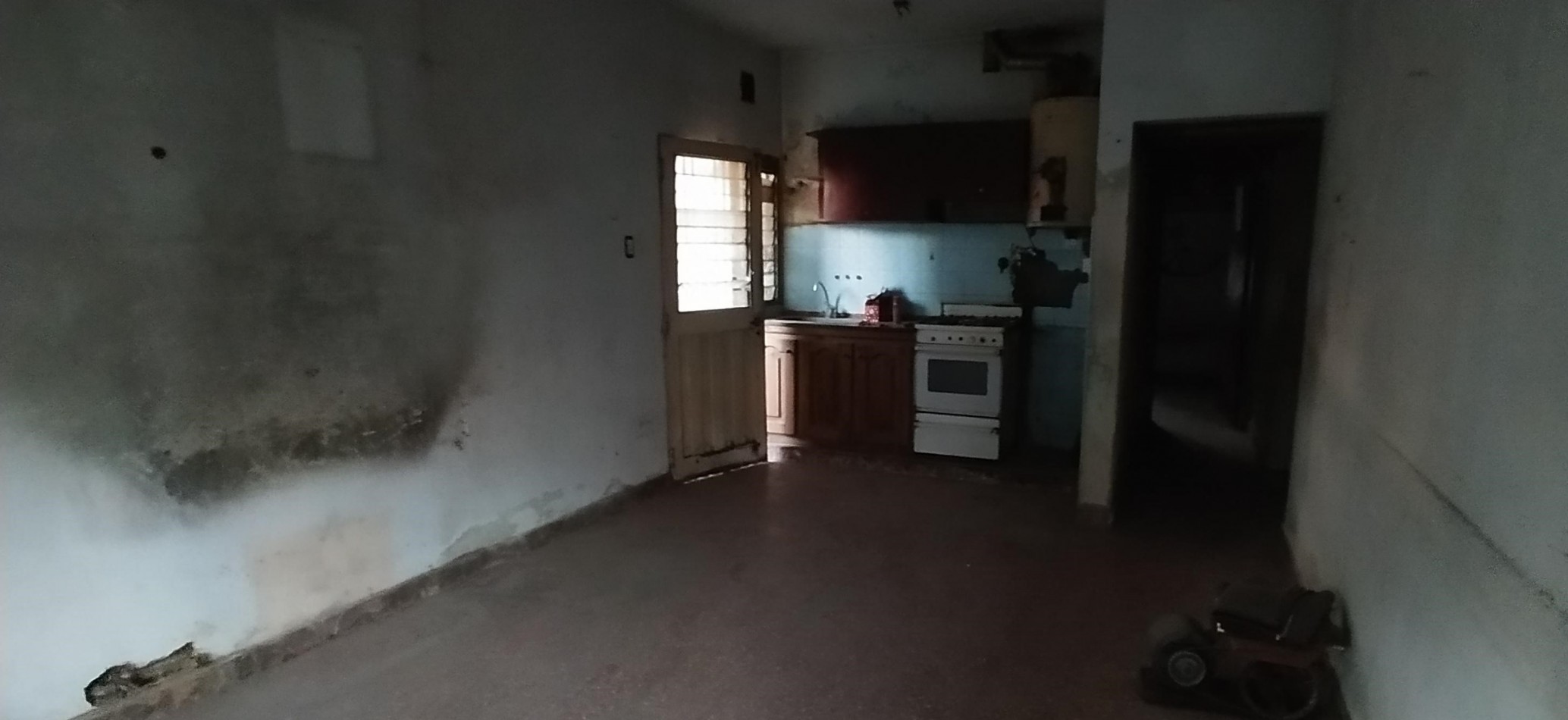 OCASION  !  NO APTA CREDITO casa c/ galpon, techo de losa, lote 8.66x29, 4 amb, baño, 3 dorm, e/ auto, 1 Cdra. de 2 Avenidas, Vs. transportes