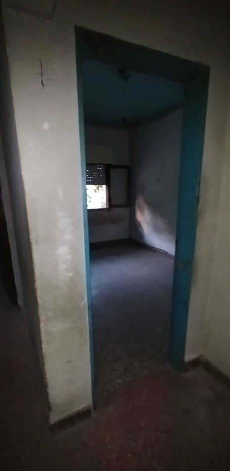 OCASION  !  NO APTA CREDITO casa c/ galpon, techo de losa, lote 8.66x29, 4 amb, baño, 3 dorm, e/ auto, 1 Cdra. de 2 Avenidas, Vs. transportes