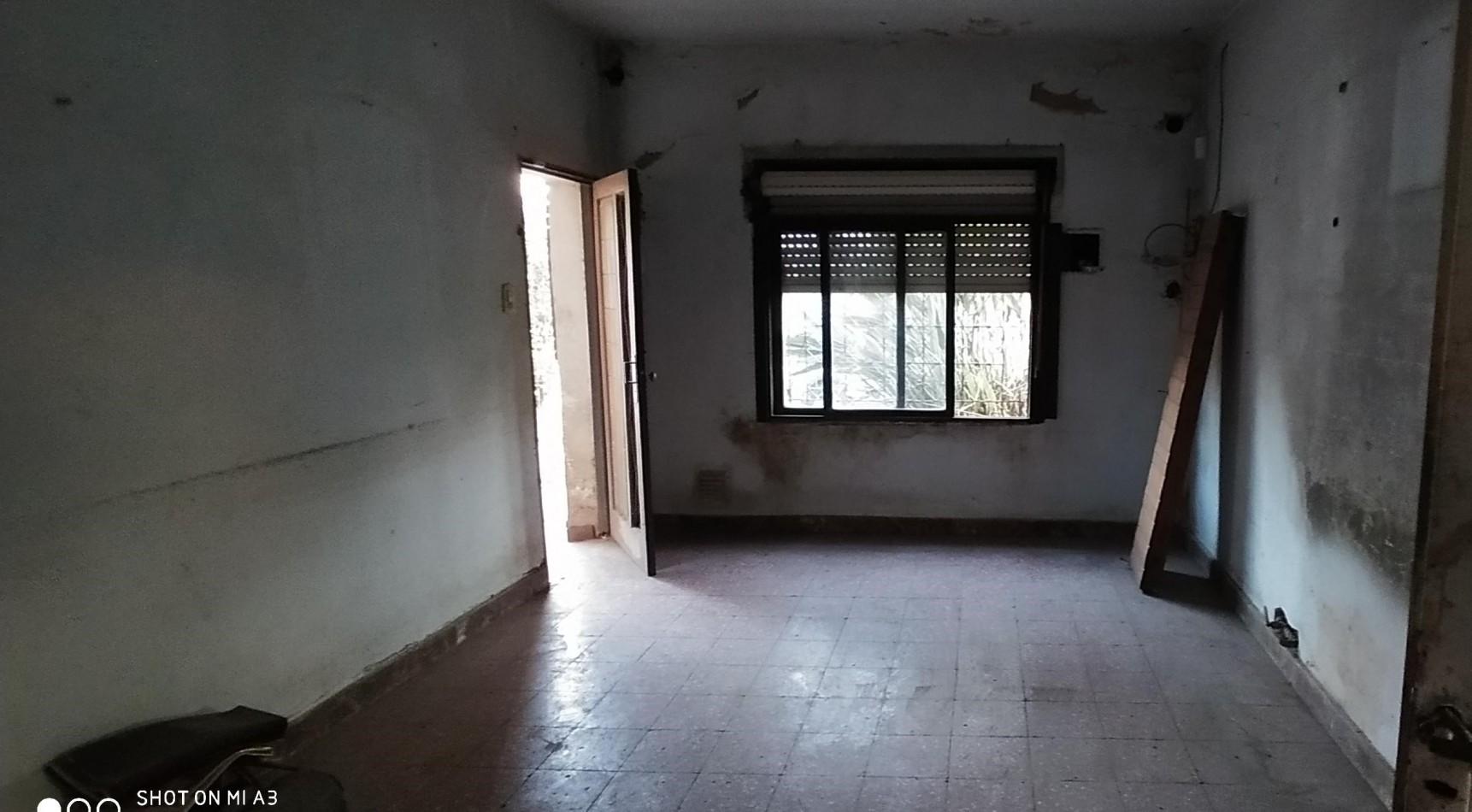 OCASION  !  NO APTA CREDITO casa c/ galpon, techo de losa, lote 8.66x29, 4 amb, baño, 3 dorm, e/ auto, 1 Cdra. de 2 Avenidas, Vs. transportes