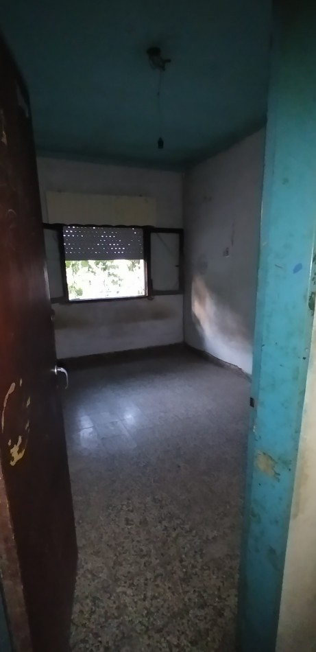OCASION  !  NO APTA CREDITO casa c/ galpon, techo de losa, lote 8.66x29, 4 amb, baño, 3 dorm, e/ auto, 1 Cdra. de 2 Avenidas, Vs. transportes