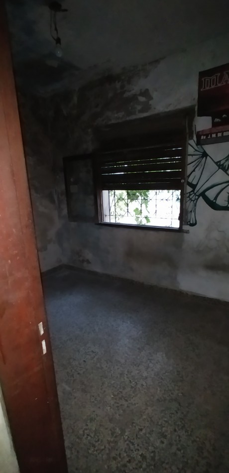 OCASION  !  NO APTA CREDITO casa c/ galpon, techo de losa, lote 8.66x29, 4 amb, baño, 3 dorm, e/ auto, 1 Cdra. de 2 Avenidas, Vs. transportes
