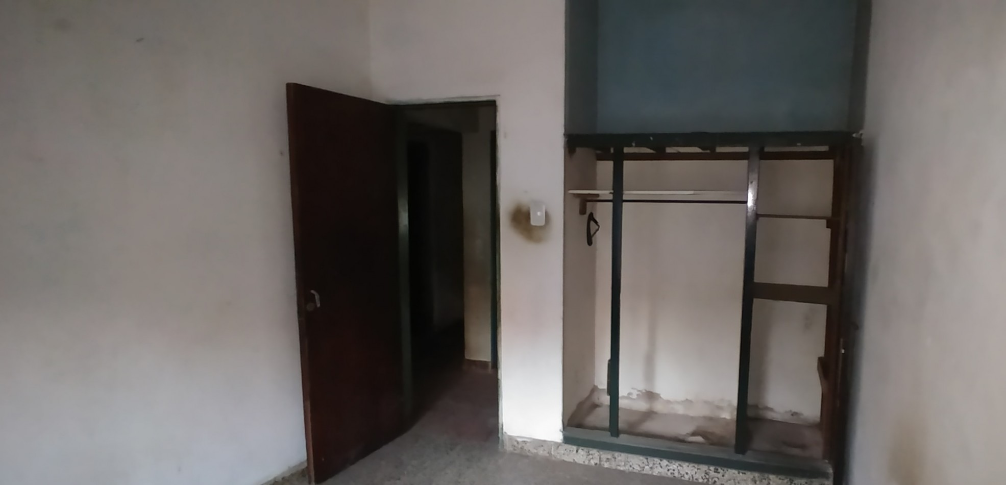 OCASION  !  NO APTA CREDITO casa c/ galpon, techo de losa, lote 8.66x29, 4 amb, baño, 3 dorm, e/ auto, 1 Cdra. de 2 Avenidas, Vs. transportes