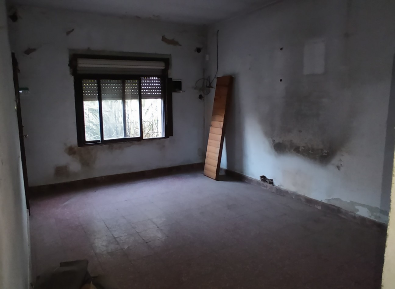 OCASION  !  NO APTA CREDITO casa c/ galpon, techo de losa, lote 8.66x29, 4 amb, baño, 3 dorm, e/ auto, 1 Cdra. de 2 Avenidas, Vs. transportes