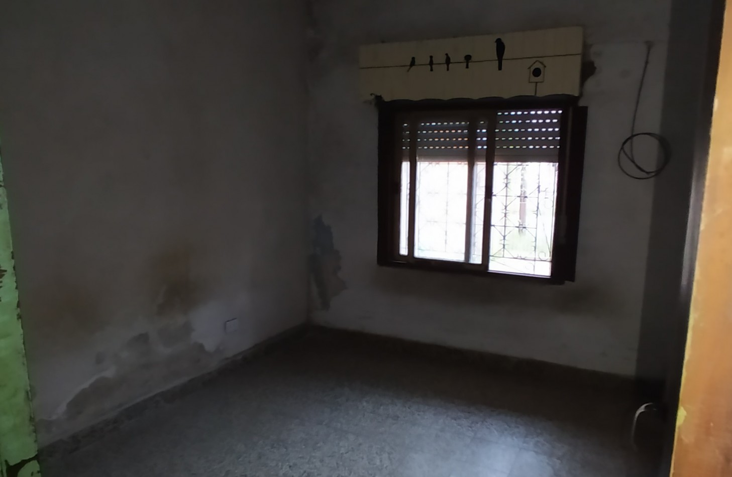 OCASION  !  NO APTA CREDITO casa c/ galpon, techo de losa, lote 8.66x29, 4 amb, baño, 3 dorm, e/ auto, 1 Cdra. de 2 Avenidas, Vs. transportes