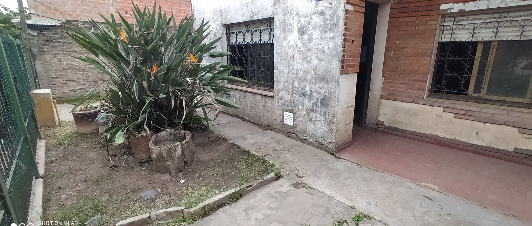 OCASION  !  NO APTA CREDITO casa c/ galpon, techo de losa, lote 8.66x29, 4 amb, baño, 3 dorm, e/ auto, 1 Cdra. de 2 Avenidas, Vs. transportes