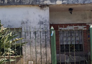 OCASION  !  NO APTA CREDITO casa c/ galpon, techo de losa, lote 8.66x29, 4 amb, baño, 3 dorm, e/ auto, 1 Cdra. de 2 Avenidas, Vs. transportes