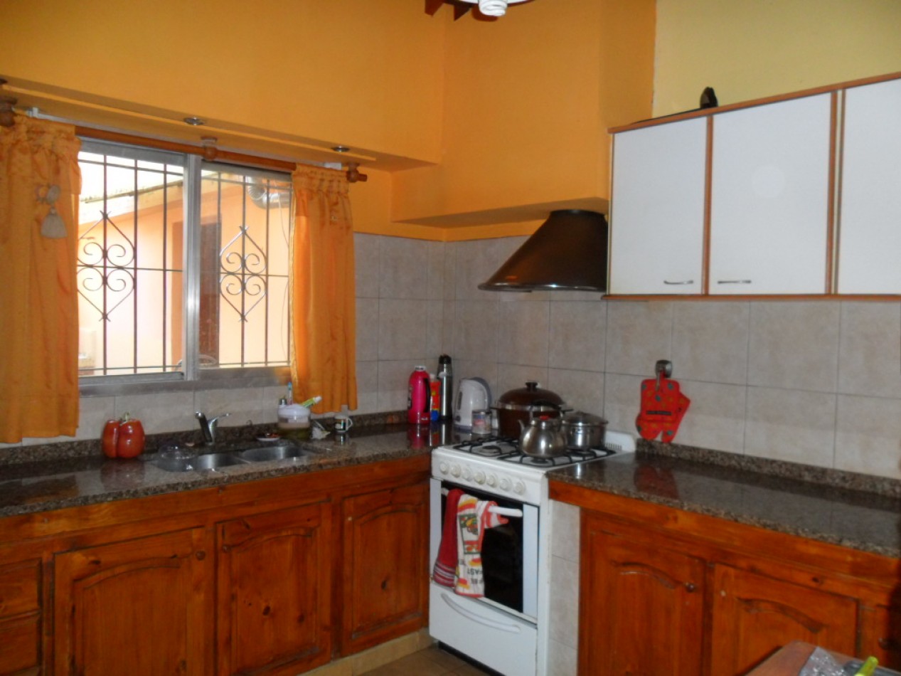 Casa  3 Amb. con depto. 2 Amb Calle 8 e 12 y Av. II