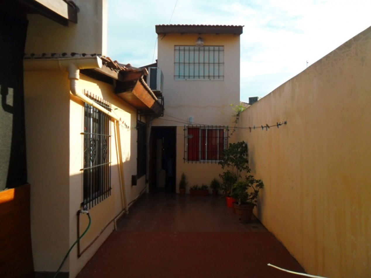 Casa  3 Amb. con depto. 2 Amb Calle 8 e 12 y Av. II