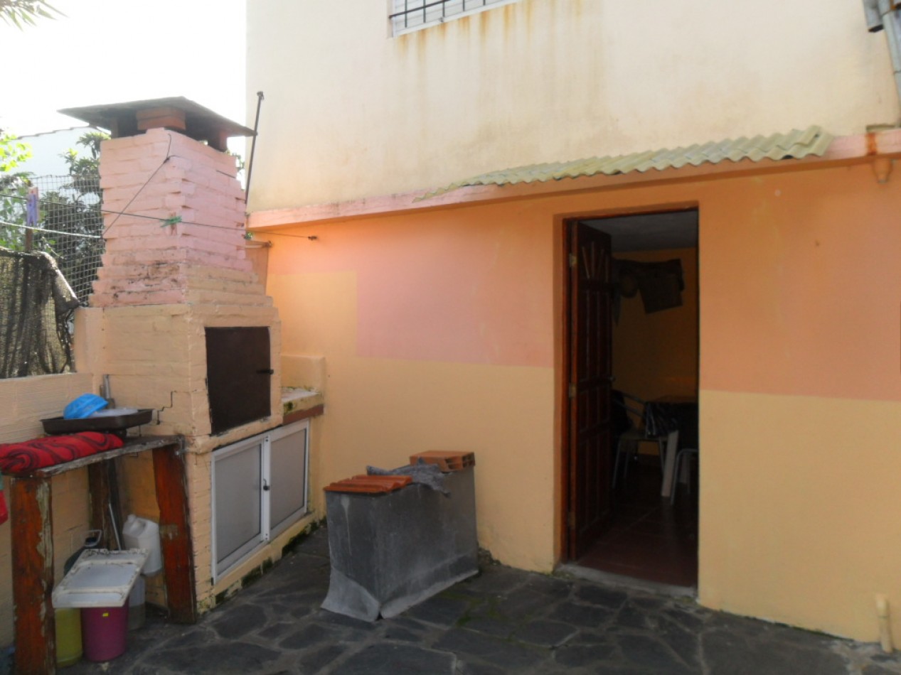 Casa  3 Amb. con depto. 2 Amb Calle 8 e 12 y Av. II
