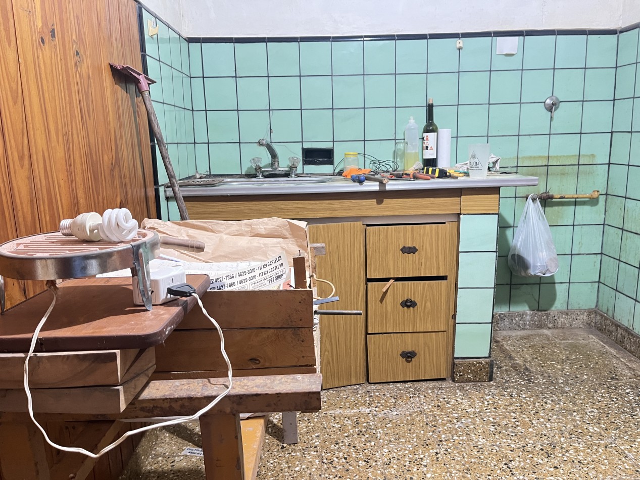 Casa 4 ambientes. Ideal para remodelar  OPORTUNIDAD
