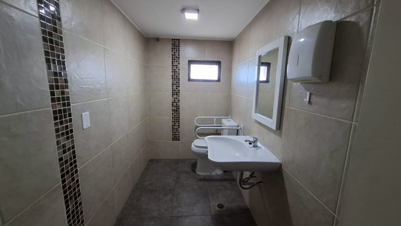 ALQUILER PISO, CON 6 HABITACIONES/OFICINAS
