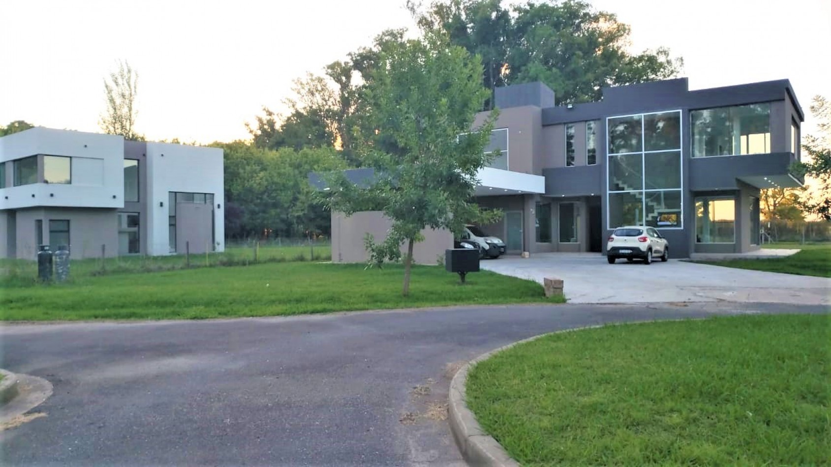 CASA/ CASA QUINTA, EN HARAS SAN PABLO, DE 5 AMBIENTES CON PILETA PERMUTARIA ESCUCHA OFERTA
