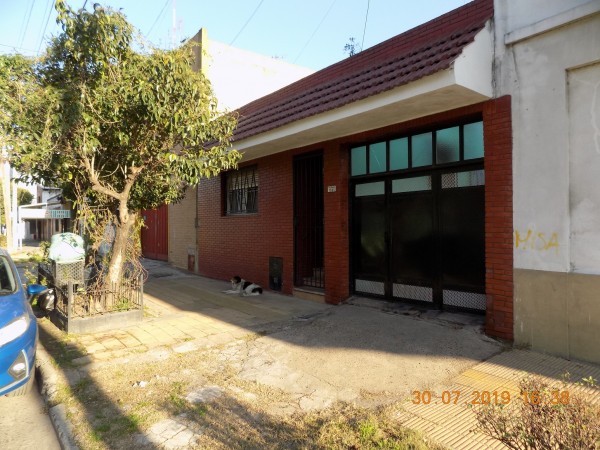 CASA DE ESTILO MIXTO DE 3 AMBIENTES MAS DEPARTAMENTO DE DOS AMBIENTES AL FONDO, IDEAL DOS FAMILIAS.
