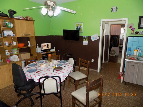 CASA DE ESTILO MIXTO DE 3 AMBIENTES MAS DEPARTAMENTO DE DOS AMBIENTES AL FONDO, IDEAL DOS FAMILIAS.