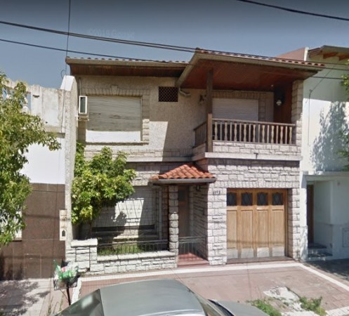 Excelente casa de 4 ambientes, desarrollada en 2 plantas, con fondo libre.