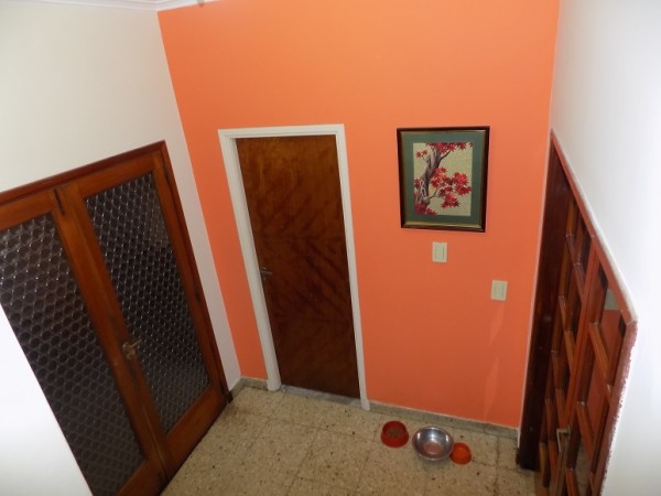 Excelente casa de 4 ambientes, desarrollada en 2 plantas, con fondo libre.