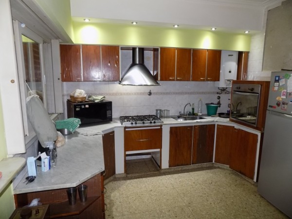 Excelente casa de 4 ambientes, desarrollada en 2 plantas, con fondo libre.