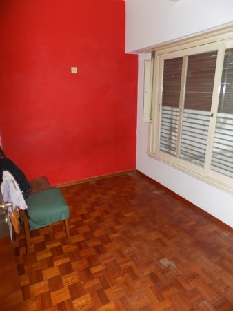 Excelente casa de 4 ambientes, desarrollada en 2 plantas, con fondo libre.