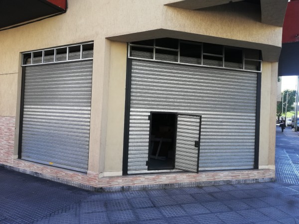 LOCAL COMERCIAL 35M2, SOBRE ESQUINA, A METROS DE LA ESTACION AVELLANEDA, A ESTRENAR.