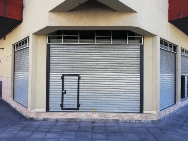 LOCAL COMERCIAL 35M2, SOBRE ESQUINA, A METROS DE LA ESTACION AVELLANEDA, A ESTRENAR.