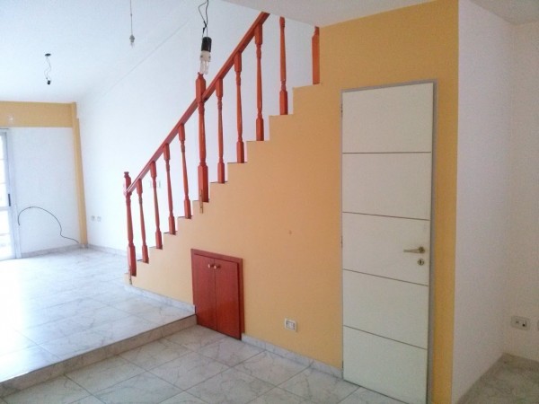 DEPARTAMENTO 3 AMBIENTES AL FRENTE CON BALCON, TIPO DUPLEX. EXCELENTE ESTADO.