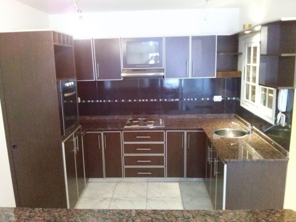 DEPARTAMENTO 3 AMBIENTES AL FRENTE CON BALCON, TIPO DUPLEX. EXCELENTE ESTADO.