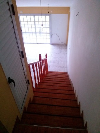 DEPARTAMENTO 3 AMBIENTES AL FRENTE CON BALCON, TIPO DUPLEX. EXCELENTE ESTADO.