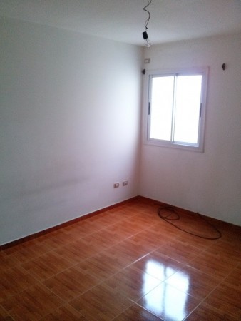 DEPARTAMENTO 3 AMBIENTES AL FRENTE CON BALCON, TIPO DUPLEX. EXCELENTE ESTADO.