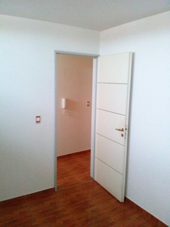 DEPARTAMENTO 3 AMBIENTES AL FRENTE CON BALCON, TIPO DUPLEX. EXCELENTE ESTADO.
