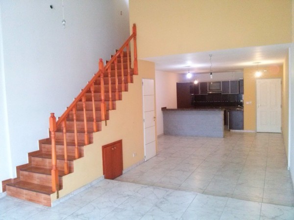 DEPARTAMENTO 3 AMBIENTES AL FRENTE CON BALCON, TIPO DUPLEX. EXCELENTE ESTADO.