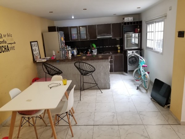 DEPARTAMENTO 3 AMBIENTES CON PATIO, DESARROLLADO EN  2 PLANTAS. EXCELENTE ESTADO.