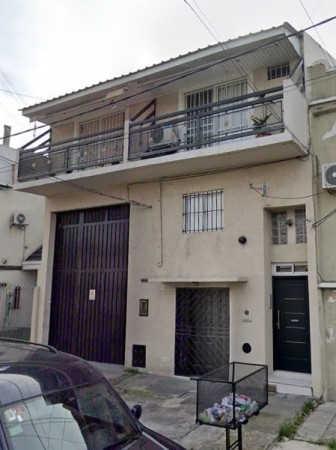 DEPARTAMENTO 3 AMBIENTES CON PATIO, DESARROLLADO EN  2 PLANTAS. EXCELENTE ESTADO.