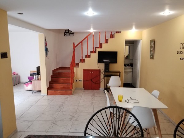 DEPARTAMENTO 3 AMBIENTES CON PATIO, DESARROLLADO EN  2 PLANTAS. EXCELENTE ESTADO.