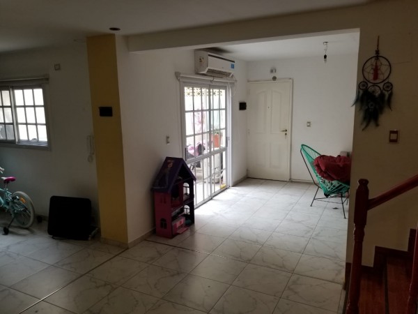 DEPARTAMENTO 3 AMBIENTES CON PATIO, DESARROLLADO EN  2 PLANTAS. EXCELENTE ESTADO.