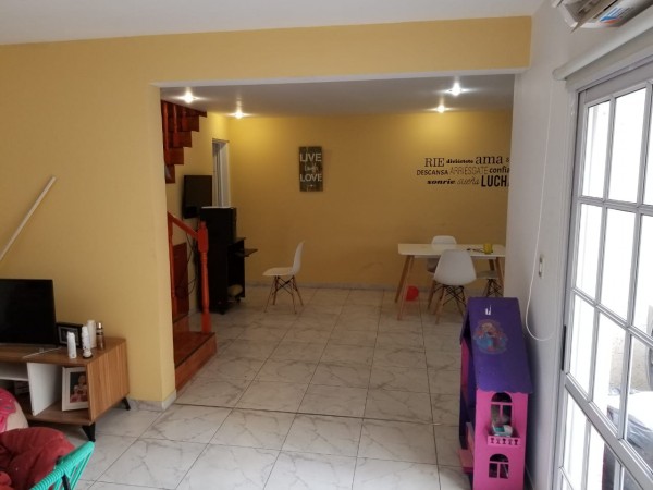 DEPARTAMENTO 3 AMBIENTES CON PATIO, DESARROLLADO EN  2 PLANTAS. EXCELENTE ESTADO.