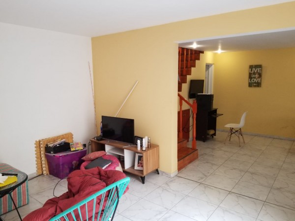 DEPARTAMENTO 3 AMBIENTES CON PATIO, DESARROLLADO EN  2 PLANTAS. EXCELENTE ESTADO.